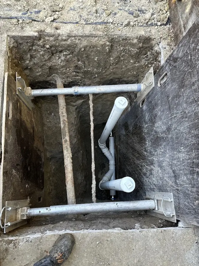 Experienced plumber completing Drain Cleaning work in New Orleans